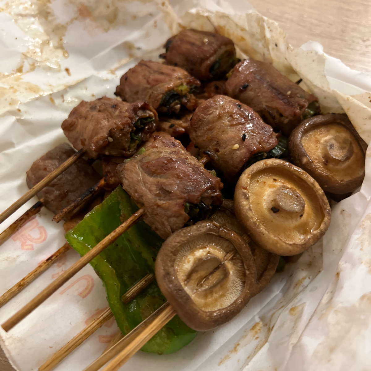 Meal image of 木子串燒: 梅花豬蔥肉串、香菇、骰子牛肉串、雞腿肉串 shot by chia