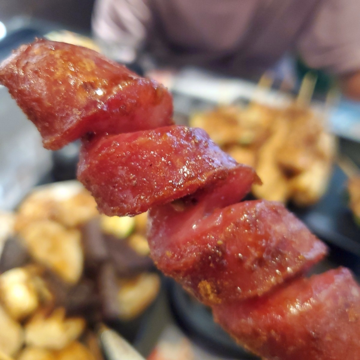 Meal image of 夜燒碳烤居酒屋 建行店: 🔸️ 香腸 $35
烤得恰到好處，表皮微焦一口咬下裡面的肉汁直接在嘴裡炸裂，肥瘦比例偏瘦肉較多，香 shot by 吃貨胖胖