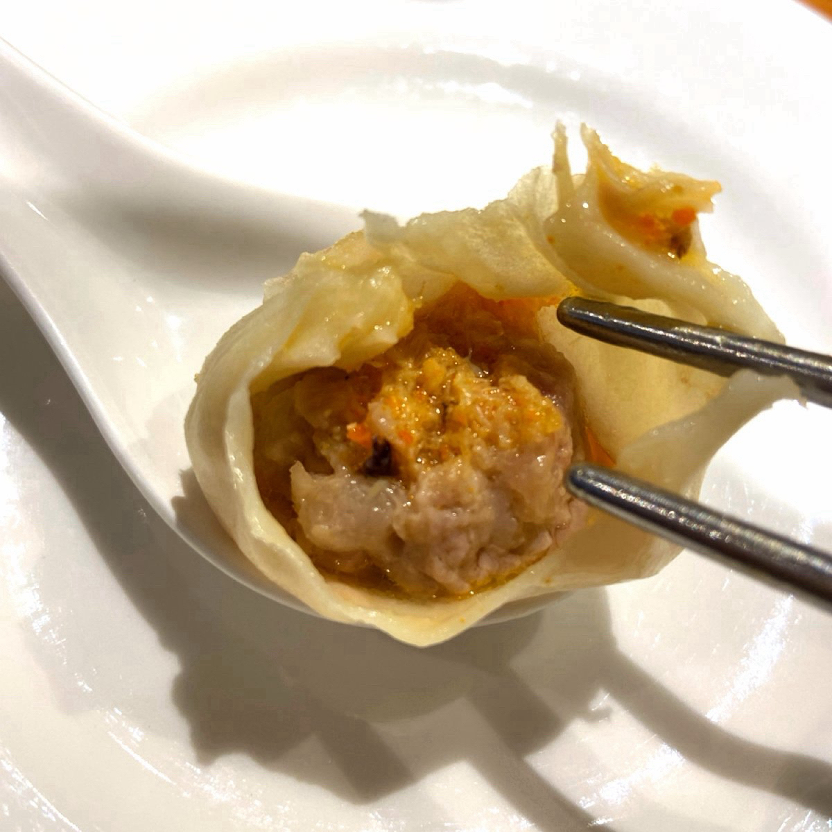 Meal image of 鼎泰豐 101店: 吃得到蟹肉的鮮味及豬肉原本的美味，但老實說量真的有點少，覺得CP值不太高，還是吃原味的小籠包就可以了 shot by 每個人都在找他的貓
