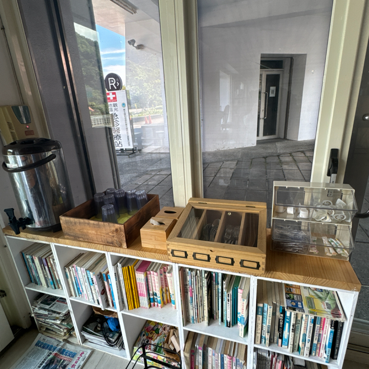 Vibe image of 新太平洋1號店——奚卜蘭遊客中心: 餐具及開水自取。 shot by 食、動、健康