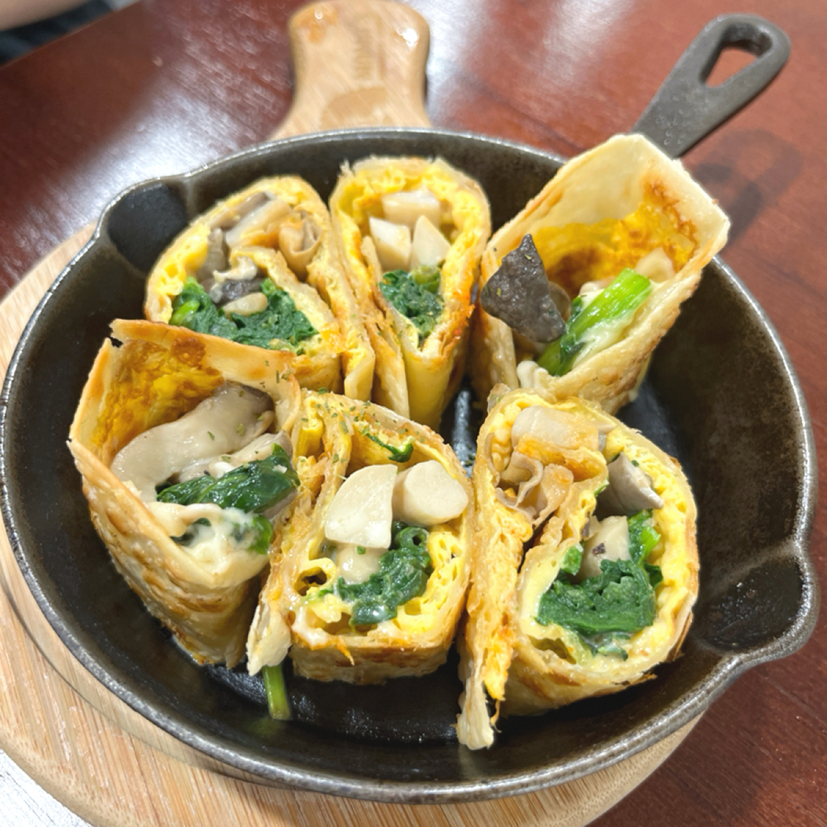Meal image of MAMA&#39;S 鐵鍋早午餐 和平店: 野菇菠菜捲餅，味道其實不錯！ shot by 阿官