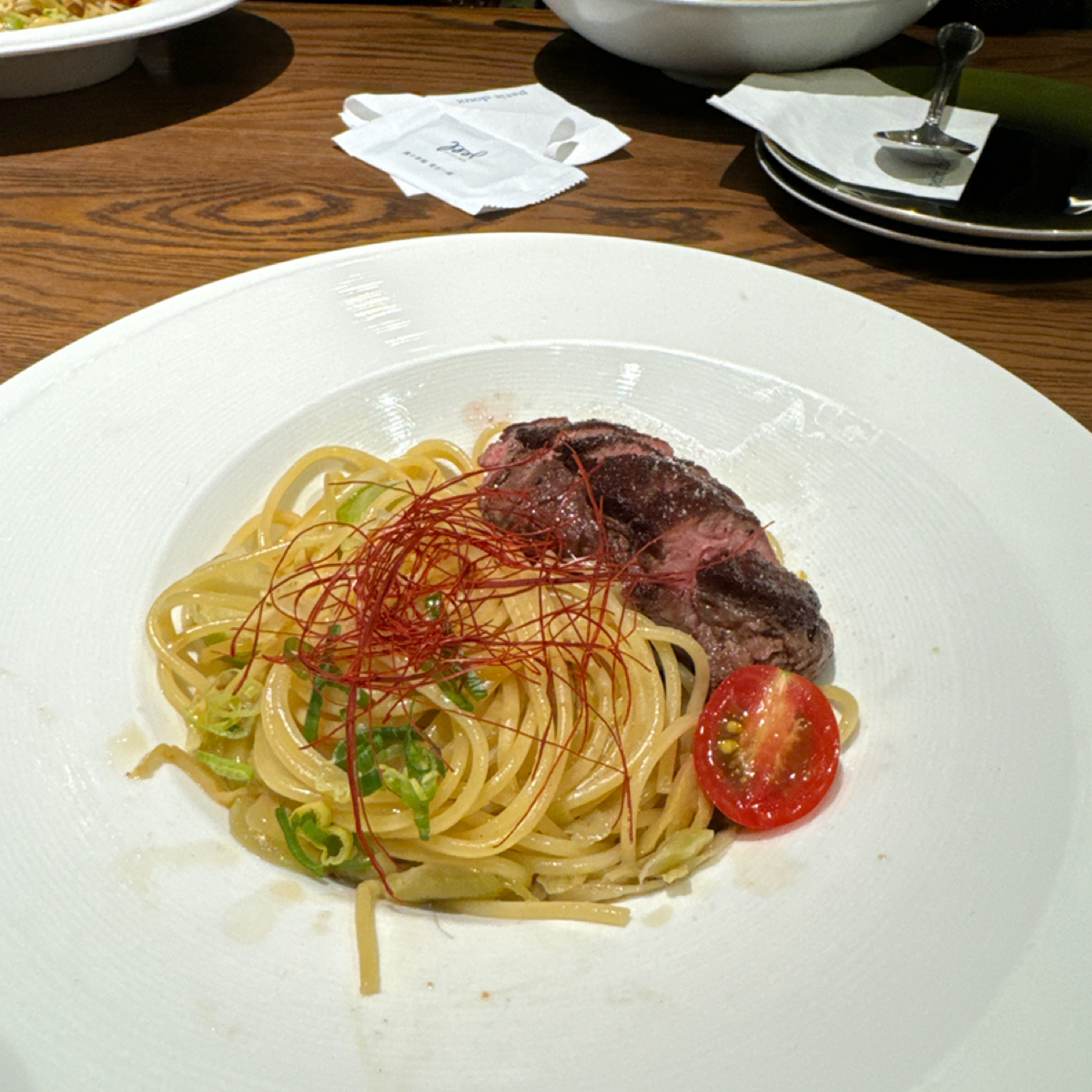petit doux 微兜 PD SOGO 忠孝店 的餐點圖片：花椒牛排義大利麵，好吃有辣，花椒油取代橄欖油的樣子 由飲料王 拍攝