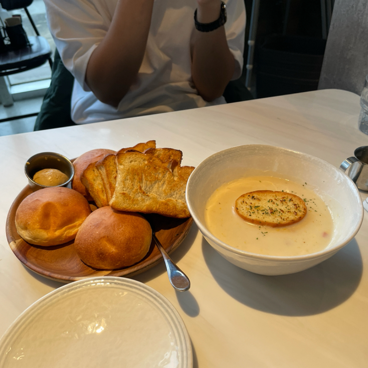 Meal image of Second Floor 貳樓 桃園華泰店: ➕200元套餐選了麵包盤、濃湯、飲料 shot by Queena