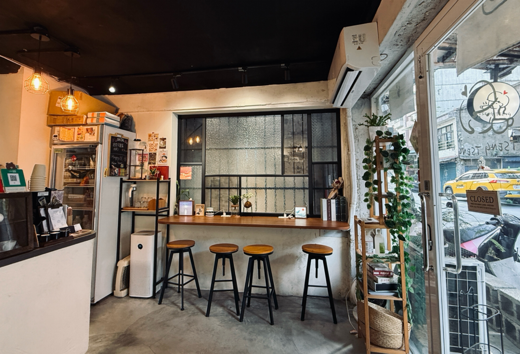 Vibe image of 蹭蹭 Tseng Tseng 咖啡甜點工作室: 店內非常迷你，只有幾張單人位以及兩張雙人桌 shot by 阿波卡