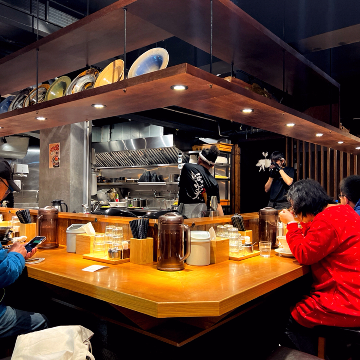 Vibe image of 隱家拉麵 士林店: 吧台一角 shot by Billy eater
