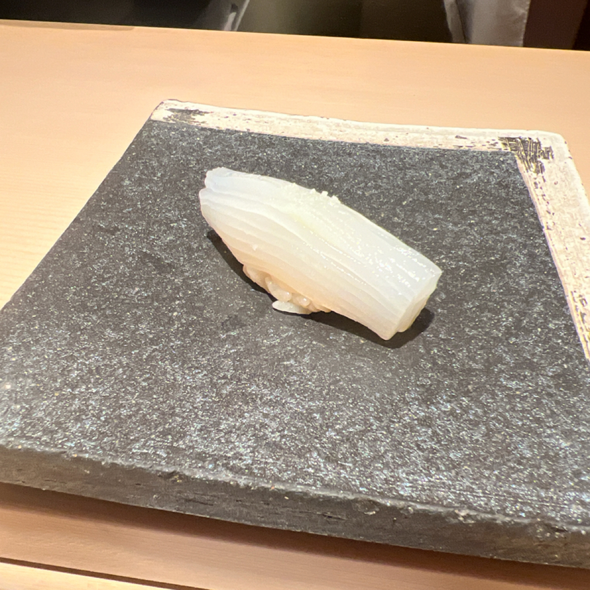 明壽司 的餐點圖片：花枝 由動吃動吃動吃 拍攝