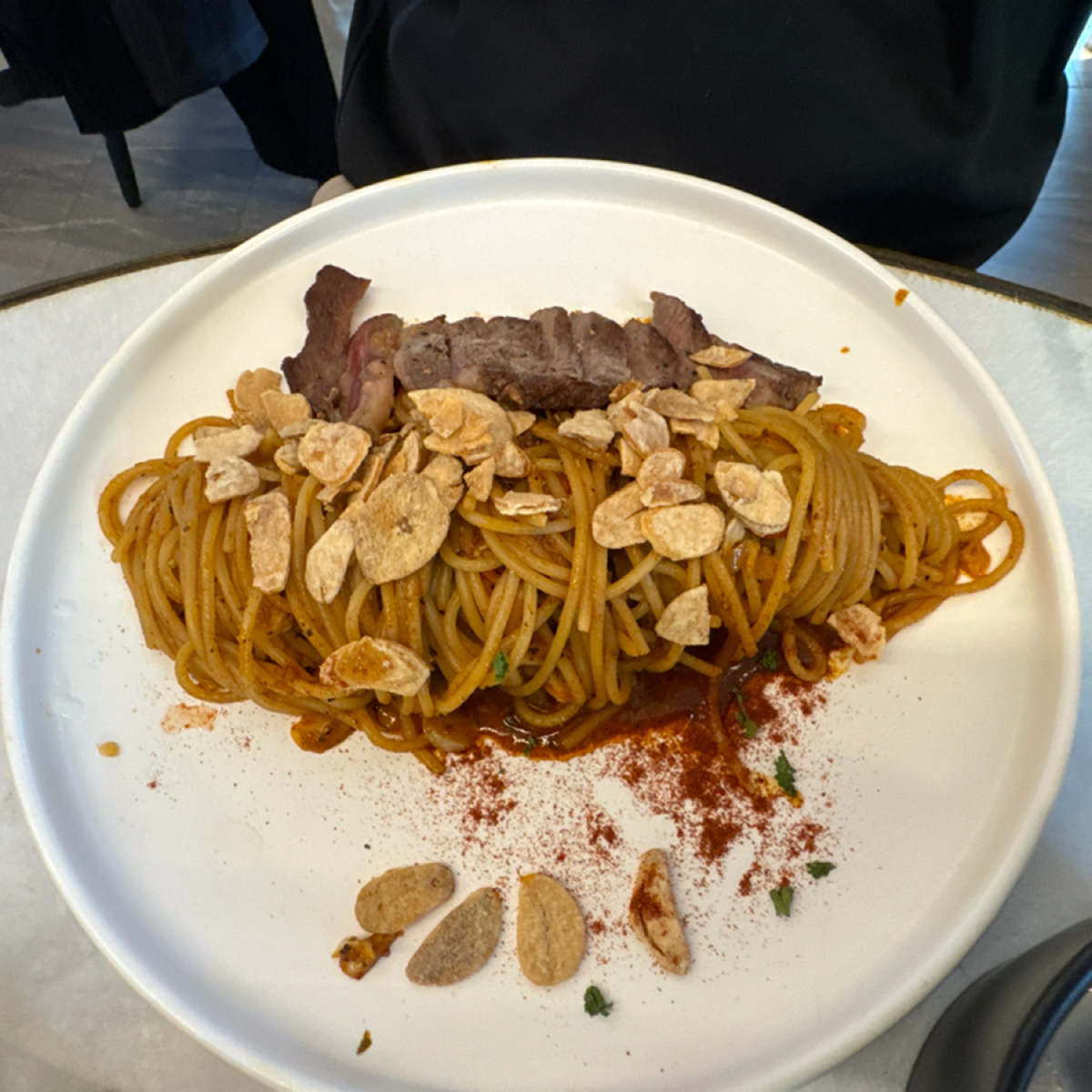 晴朗餐廳X Chill Lounge 頭城店 のレストランの写真：蒜花辣子義大利麵襯prime牛肩背 by凱莉 