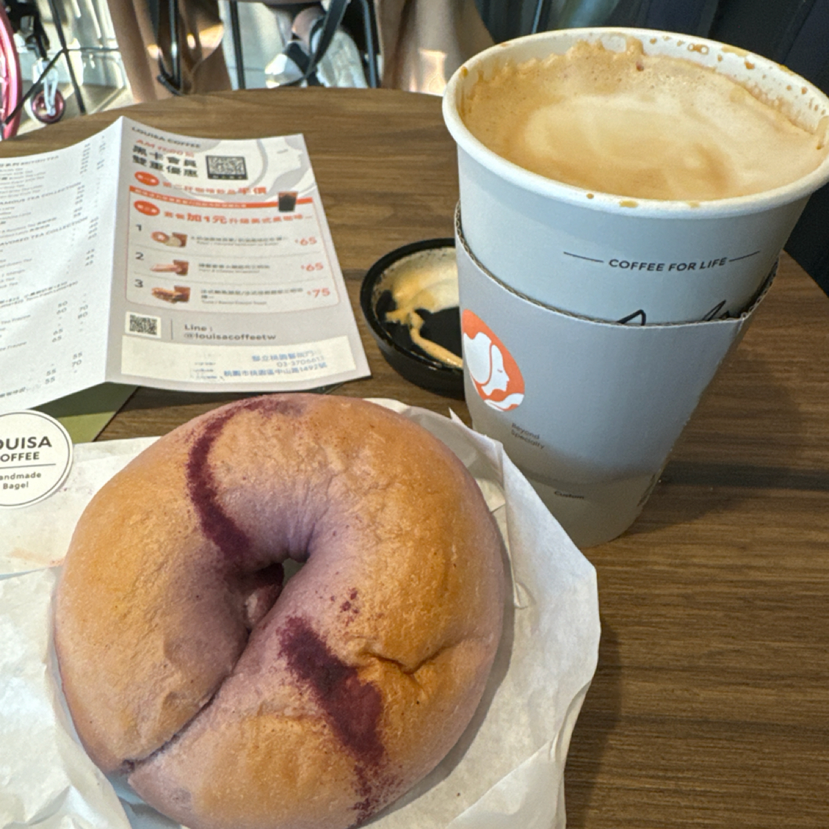 LOUISA COFFEE 部立桃園醫院門市 的餐點圖片：紫薯貝果飯+莊園拿鐵 由食、動、健康 拍攝