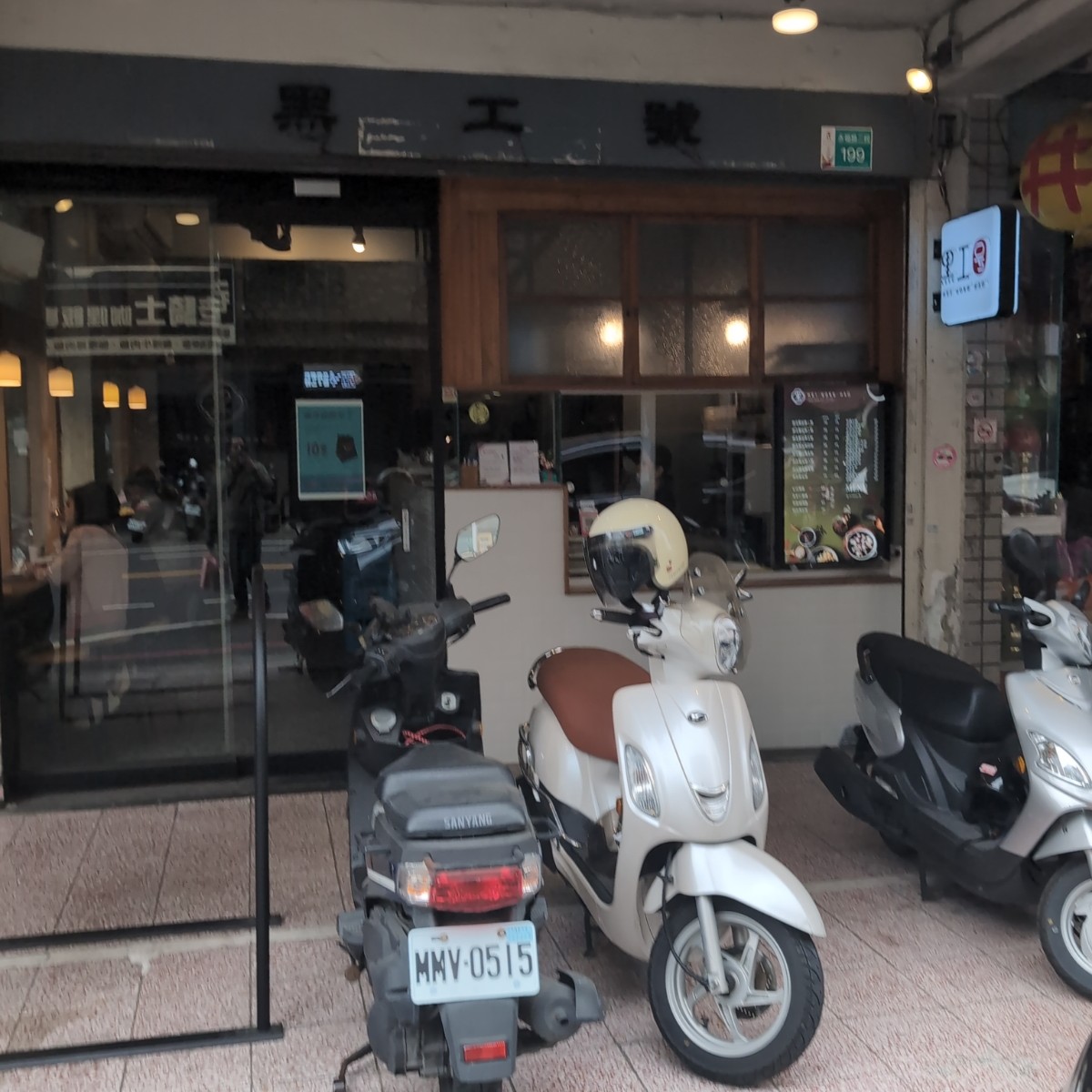 Vibe image of 黑工號嫩仙草 赤崁店: 店門口 shot by 句點