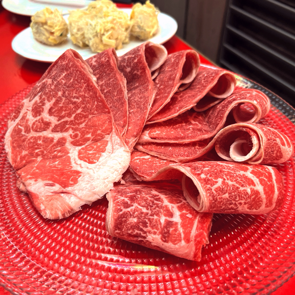 詹記麻辣火鍋 敦南店 的餐點圖片：缺點是肉品偏貴，這是翼板牛，小小一份 $500 由阿官 拍攝