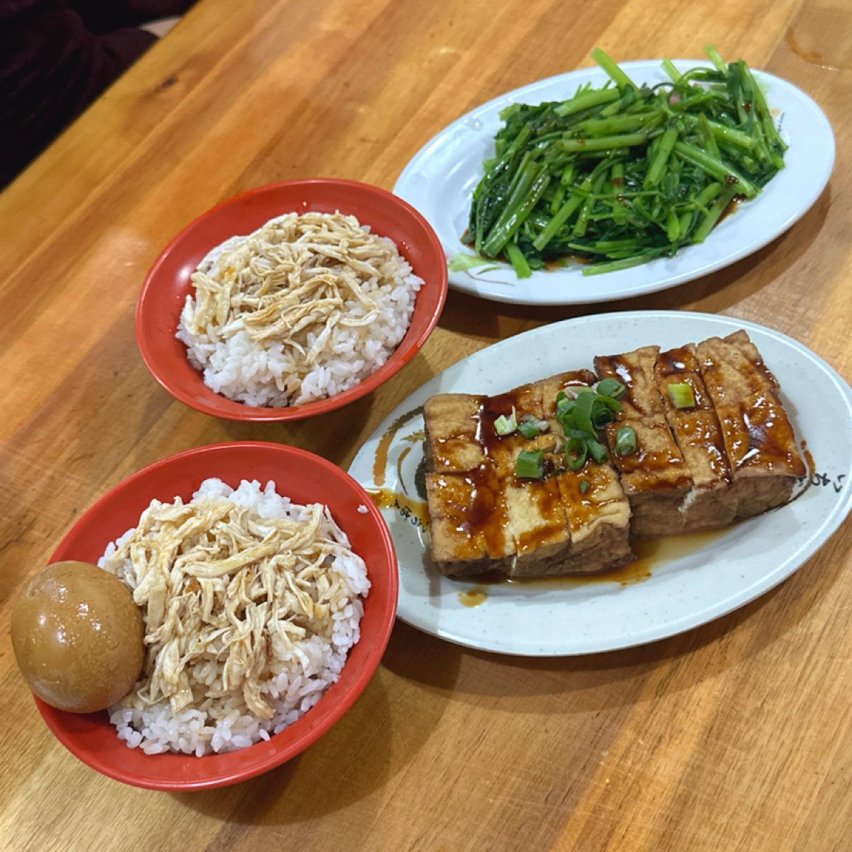 Meal image of 三重陳家雞肉飯: ▪️雞肉飯（小） $40 *2

小碗的雞絲很多，整體很好吃🤤

▪️燙青菜 $35

不會很油， shot by 草莓肉鬆蛋吐司