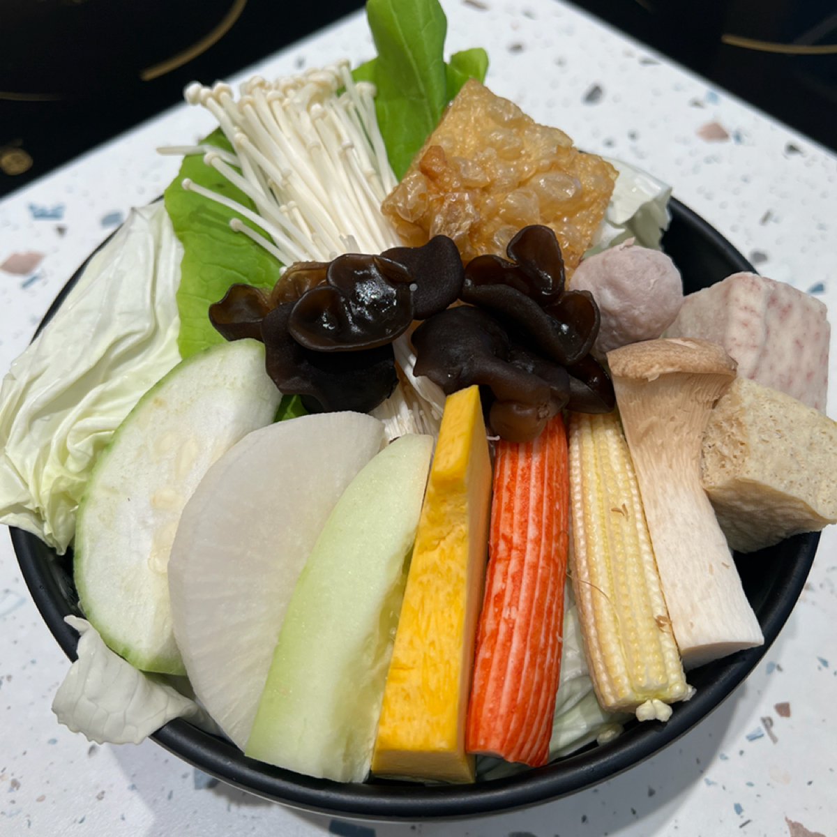 食客三千 のレストランの写真：菜盤蠻有誠意的，幾乎都是原型食物，火鍋料比較少，菜的份量也很足夠 bySheng 