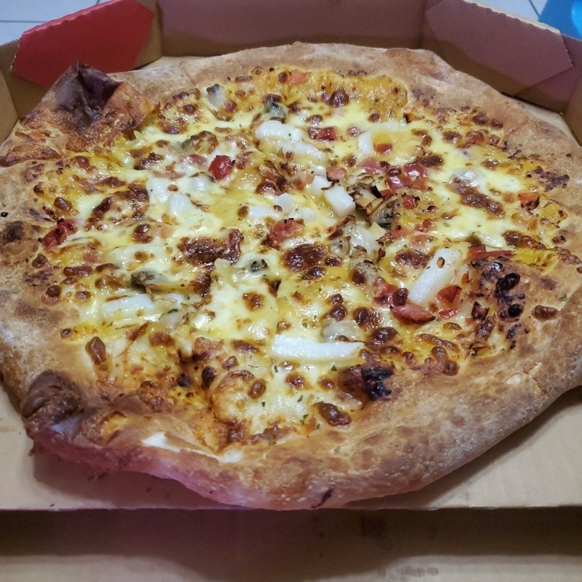 Meal image of PIZZA HUT必勝客 台中山西店: 🔸️黃金咖哩海鮮 $199（舊金山手工麵皮）
這個口味表層焦掉的程度就還好，還能接受
聞起來咖哩的 shot by 吃貨胖胖