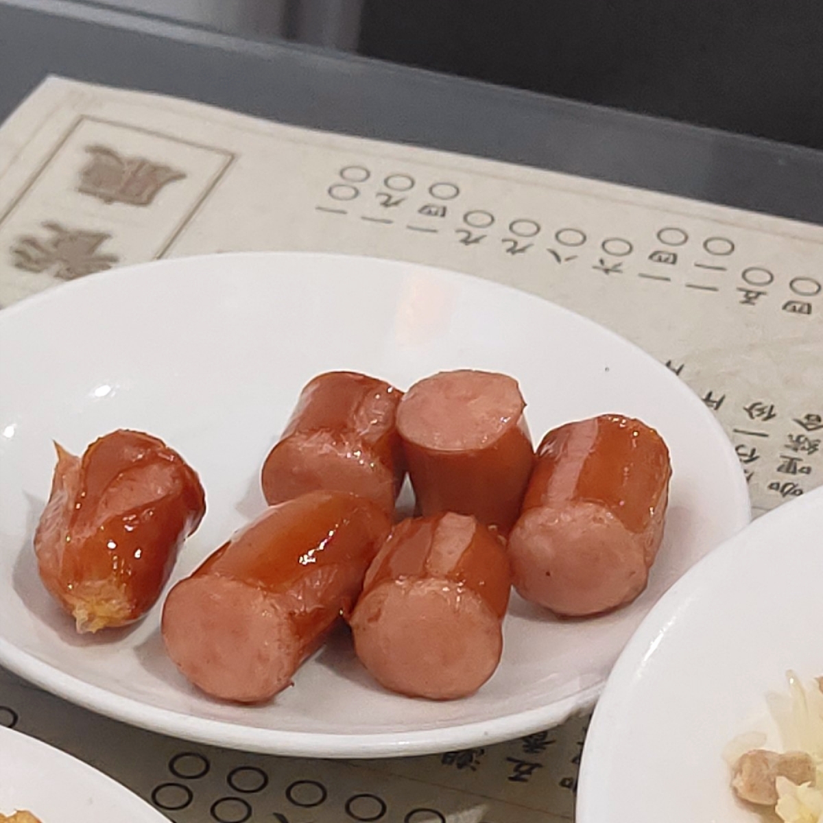 香港鑫華茶餐廳 のレストランの写真：腸仔：煙燻腸好好吃 by雷姆踩點筆記 