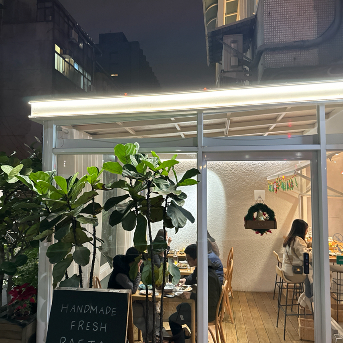 Vibe image of Compas Pasta House 康帕斯義麵屋 | 手工義大利麵:  shot by 恬恬子