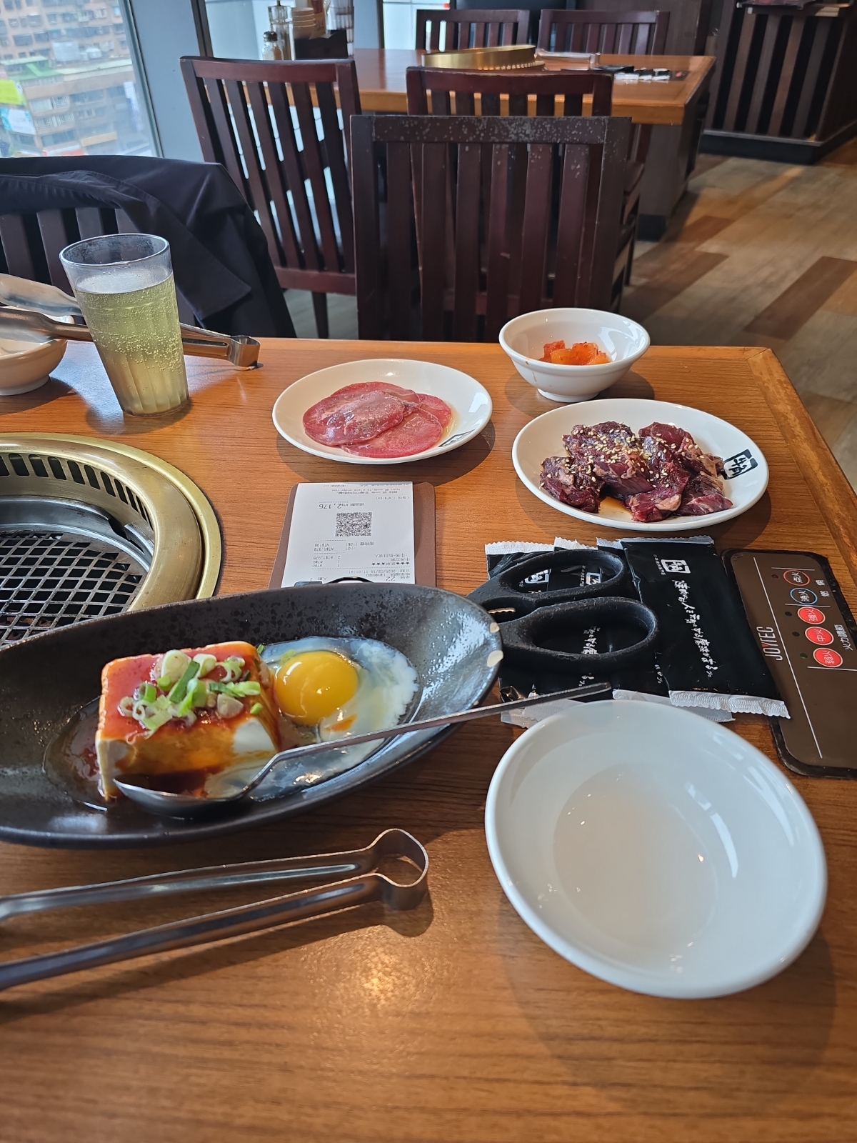 牛角日本燒肉專門店 南港車站店 のレストランの写真：牛角招牌涼豆腐與其他肉品 by永遠的新手 