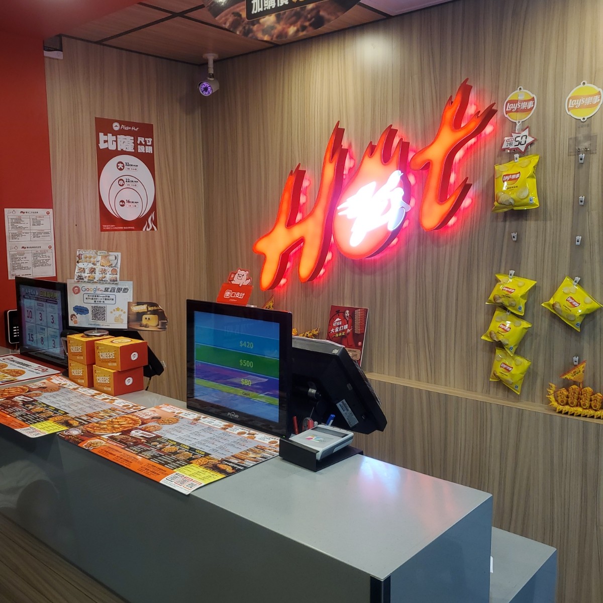 Vibe image of PIZZA HUT必勝客 台中山西店: 店舖外觀（5）
點餐櫃檯非常乾淨舒適 shot by 吃貨胖胖