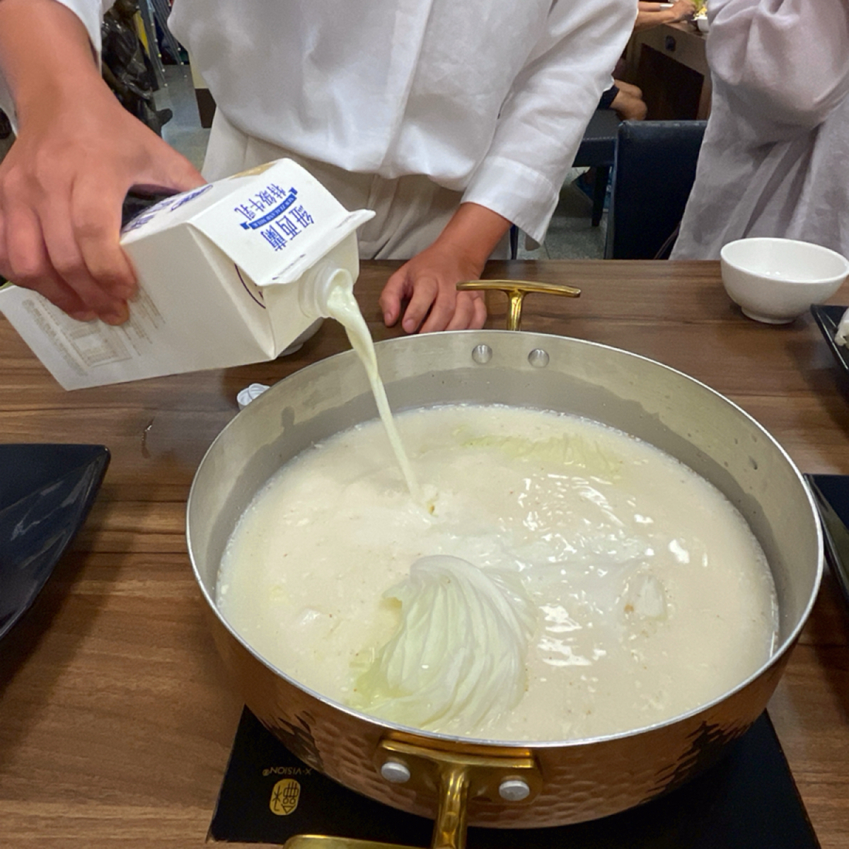 Meal image of 北歐工坊: 牛奶自己倒的牛奶鍋🤣 鍋底$168
一整瓶就是給你用的，店員不會收回去，倒光就對了。
（第一倒大概 shot by 一刻又一嗑