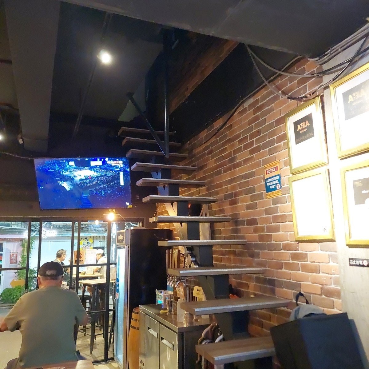 Vibe image of 掌門精釀啤酒餐廳 台北永康創始店: 往二樓的樓梯 shot by 永遠的新手