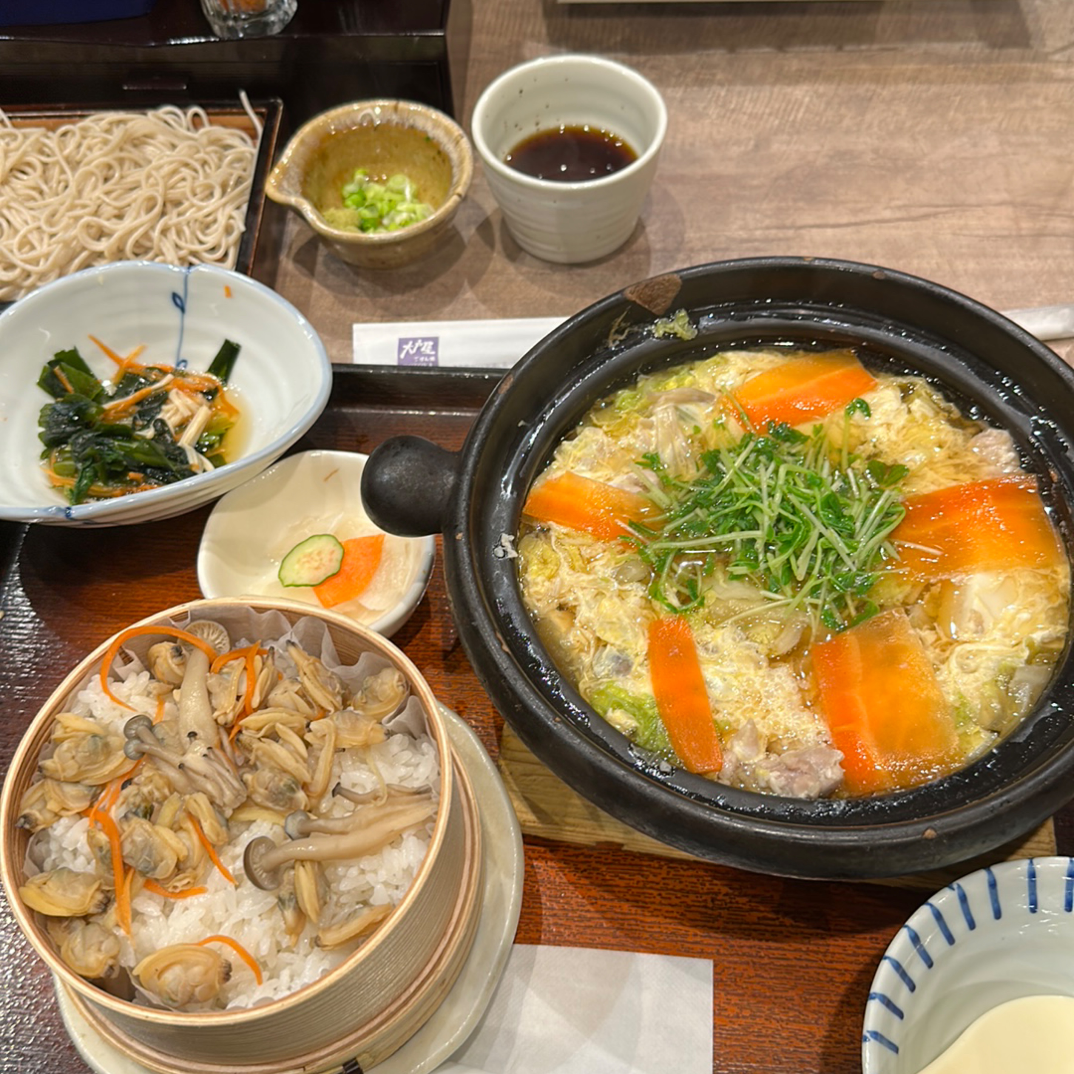 Meal image of 大戶屋 京站店: 蛤蜊蒸飯與鹽麴雞肉鍋定食，大推 shot by 阿波卡