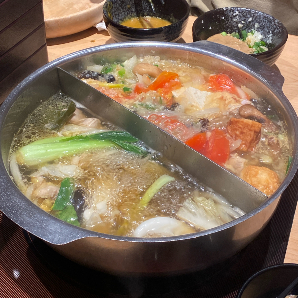 Meal image of 涮乃葉 中和台科廣場店: 兩鍋都選昆布湯底 shot by 阿鈴s食