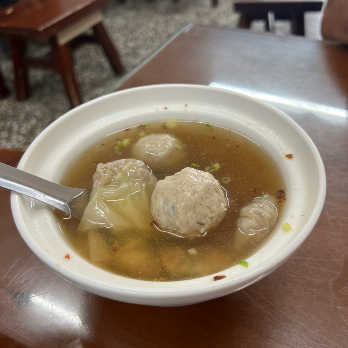 Meal image of 湯城麵食: 餛飩魚丸湯（小）$45 
餛飩不會一撈就散掉還算扎實  魚丸吃起來跟員山魚丸米粉很像應該就是一摸一樣 shot by 七咪