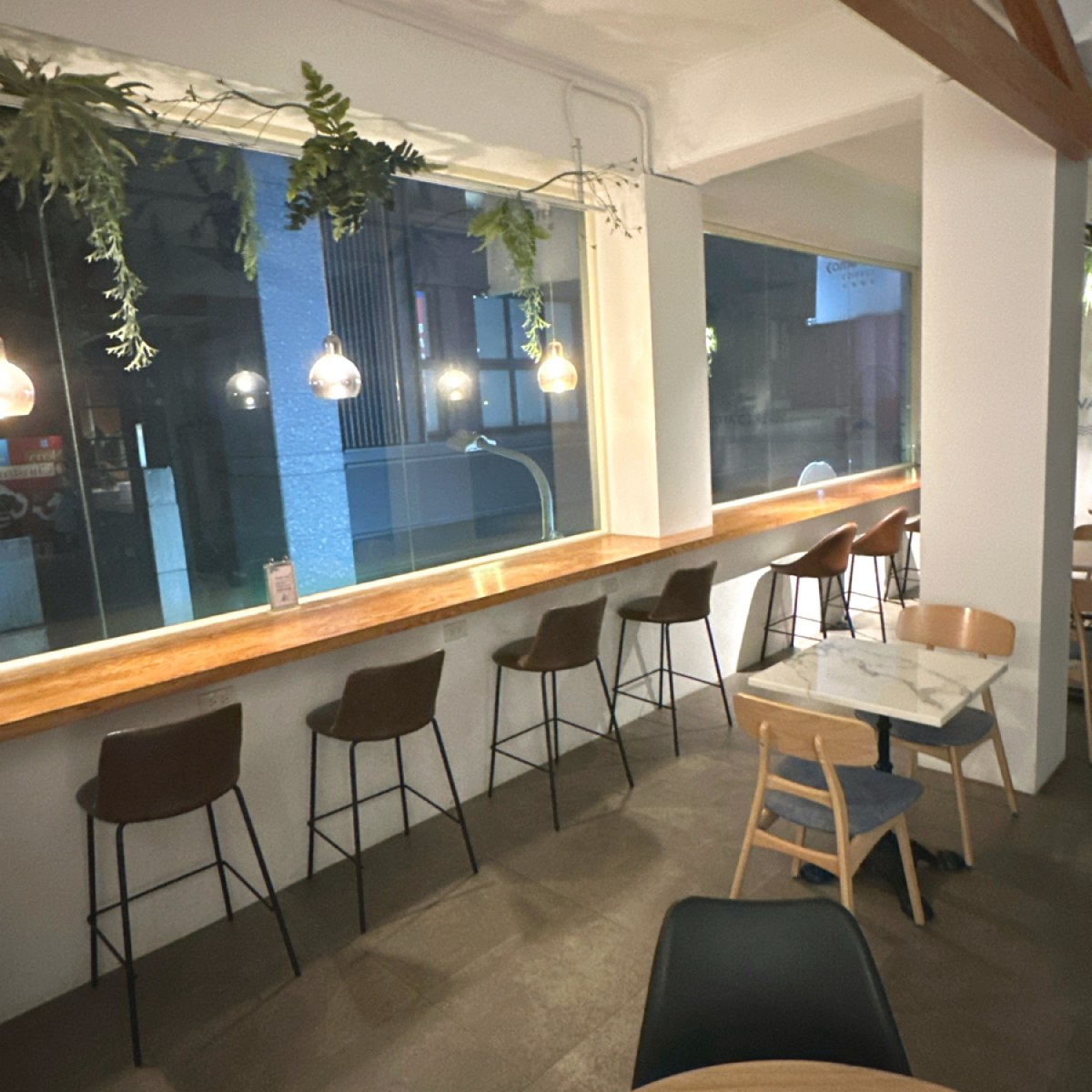 Vibe image of Come True Coffee 台北西門店: 面窗的座位也很不錯（趁快打烊前沒人拍的） shot by 阿波卡