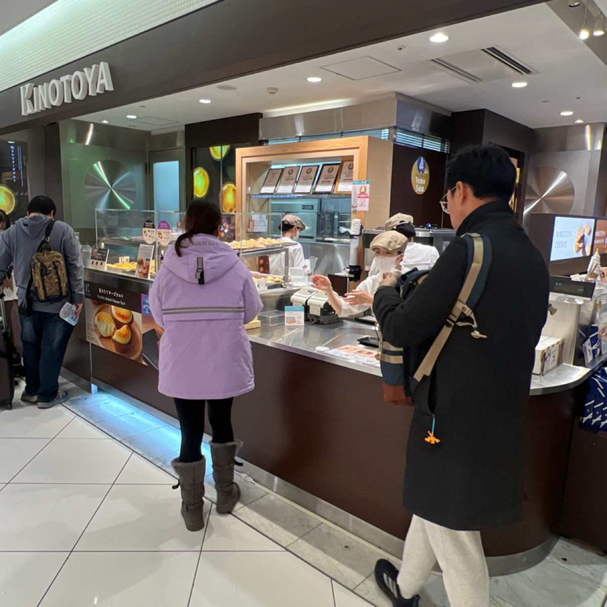 Vibe image of KINOTOYA Shinchitose Airport factory 新千歲空港店: 櫃位 shot by 動吃動吃動吃
