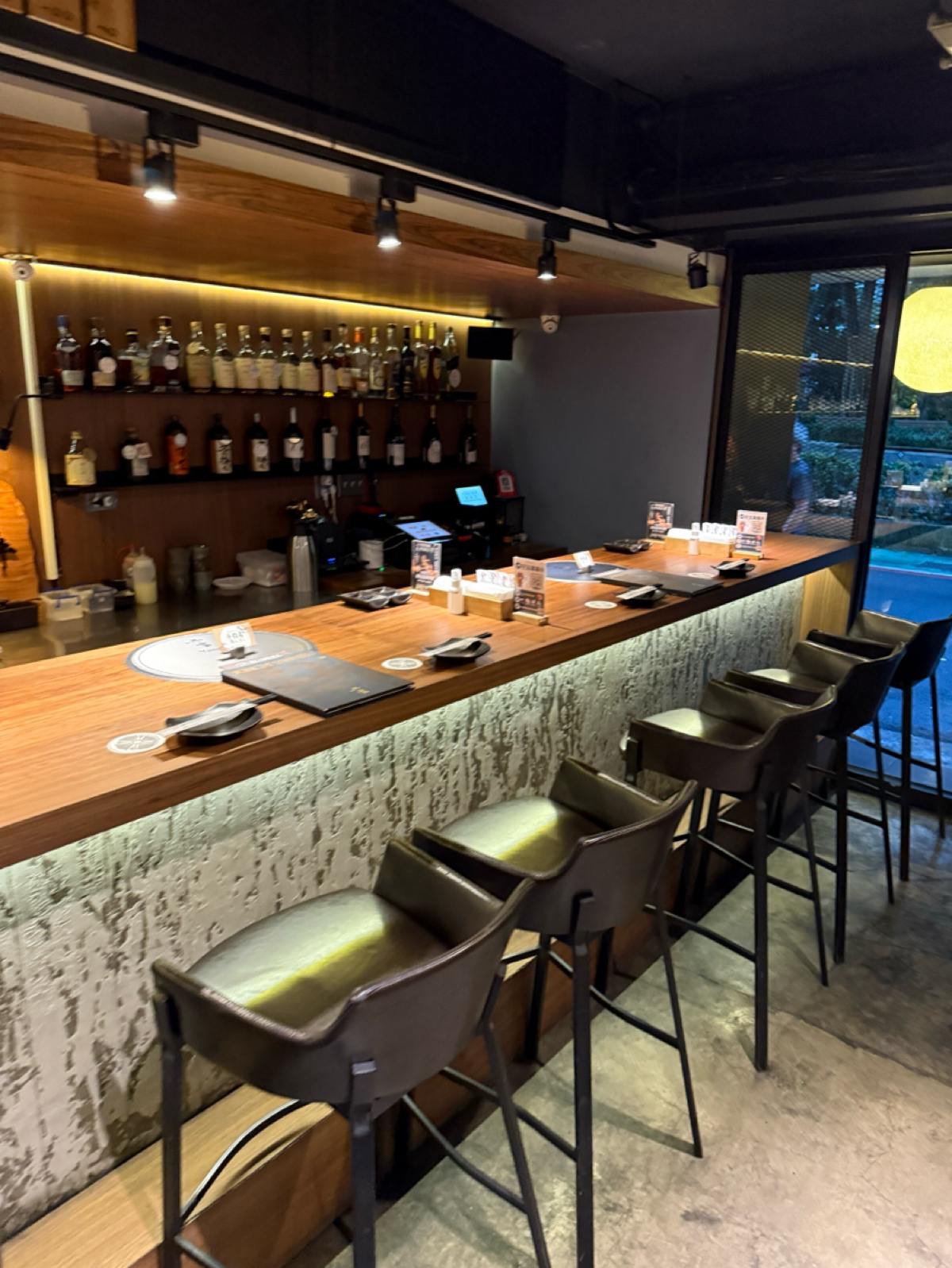 上吉燒肉 の雰囲気の写真：上吉燒肉的內用環境，吧台區環境相當舒適。店員會全程在吧台櫃內幫你桌邊代烤及介紹菜色。

有任何問題也 by阿波卡 