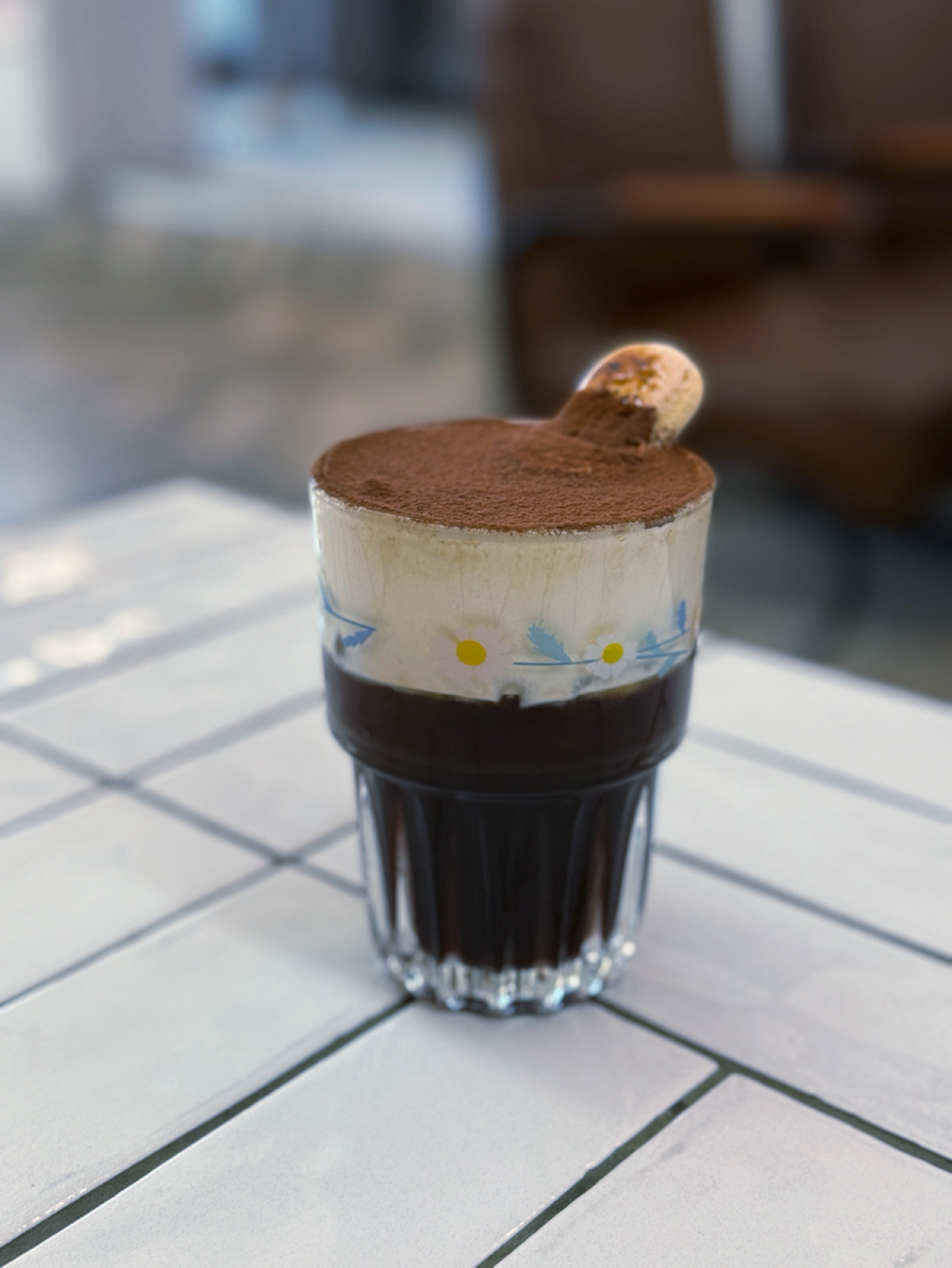 夢鹿咖啡 Cafe Moose 三重店 のレストランの写真：黑咖提拉米蘇 冷 $170
Americano Tiramisu

這杯的造型擺盤非常可愛，基底是用 by阿波卡 