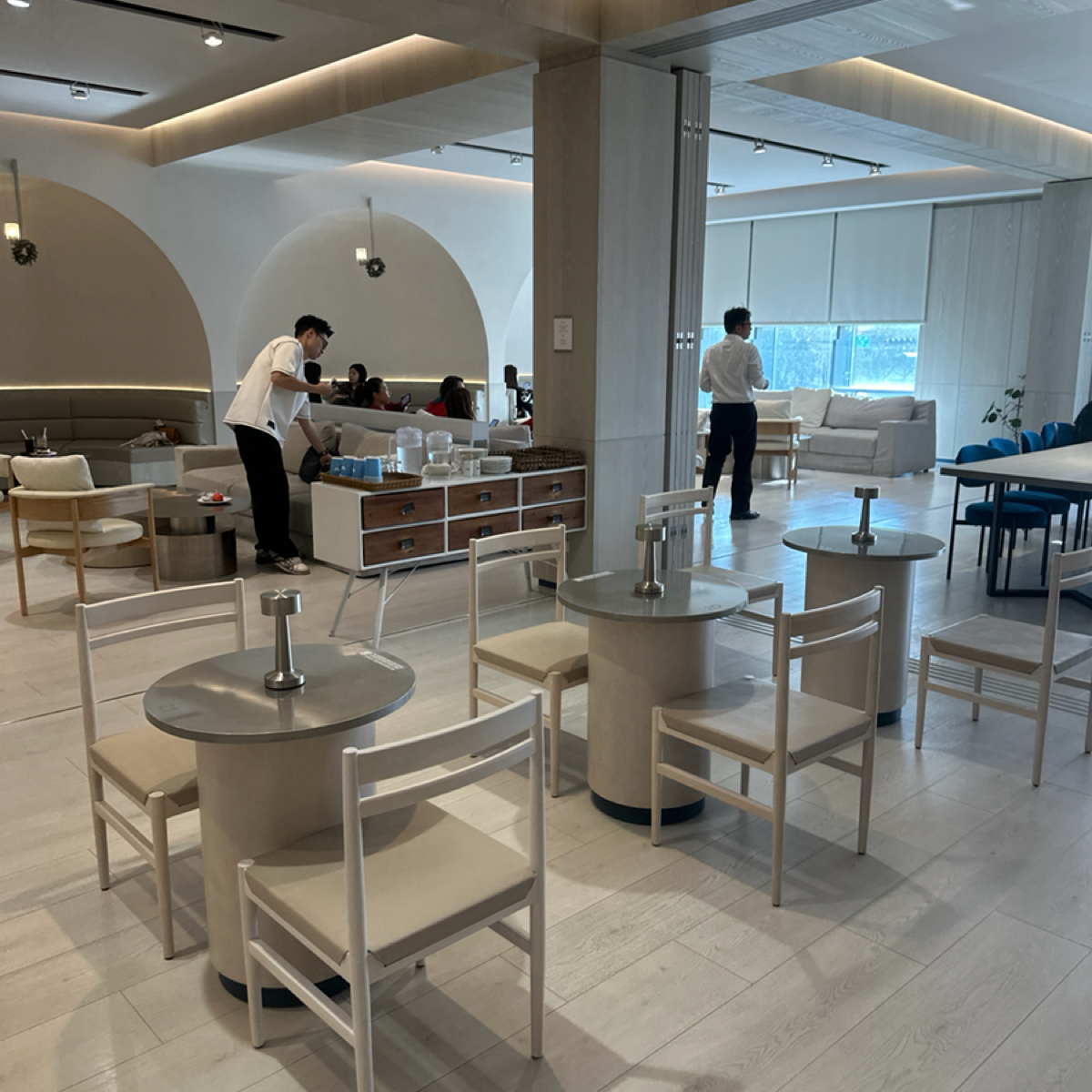 kafeD 台中水湳旗艦店 的外觀氛圍照片在 Fooday 美食社群 | 找餐廳不踩雷，最真實的美食 App