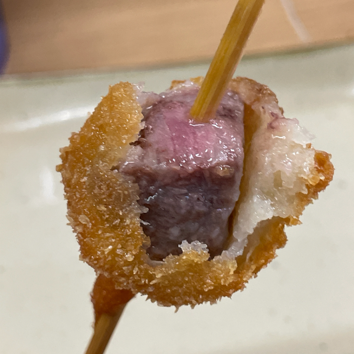 元祖串かつ だるま 新世界総本店 のレストランの写真：裡面是牛肉塊 byFreddy Liu 