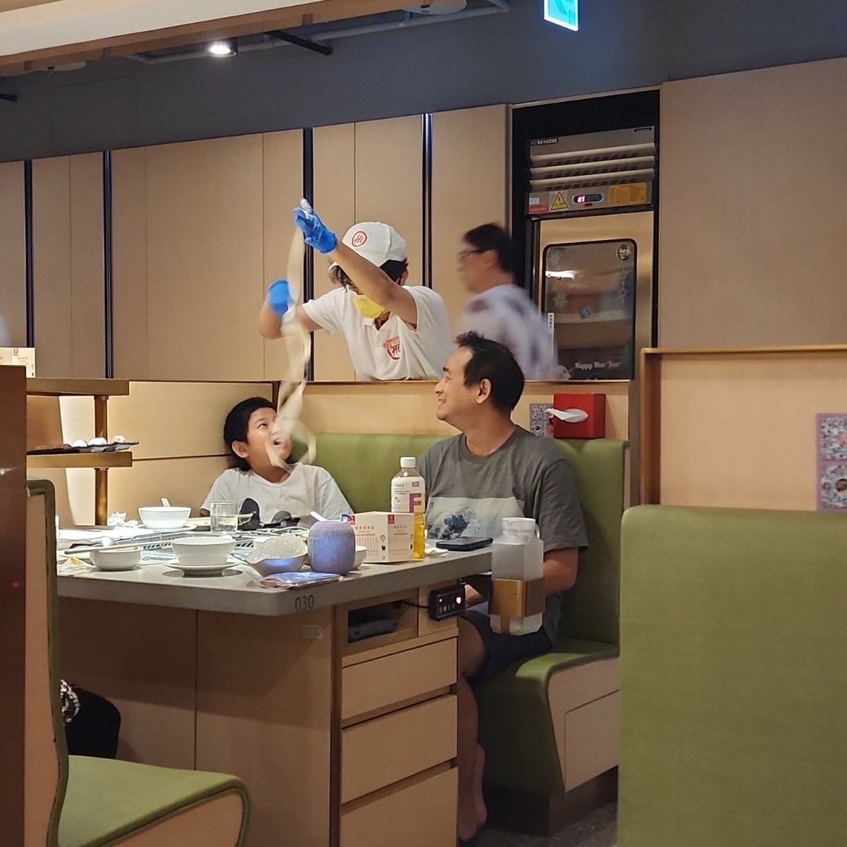 Vibe image of 海底撈火鍋 板橋店: 隔壁桌點了撈麵 shot by SINCIH