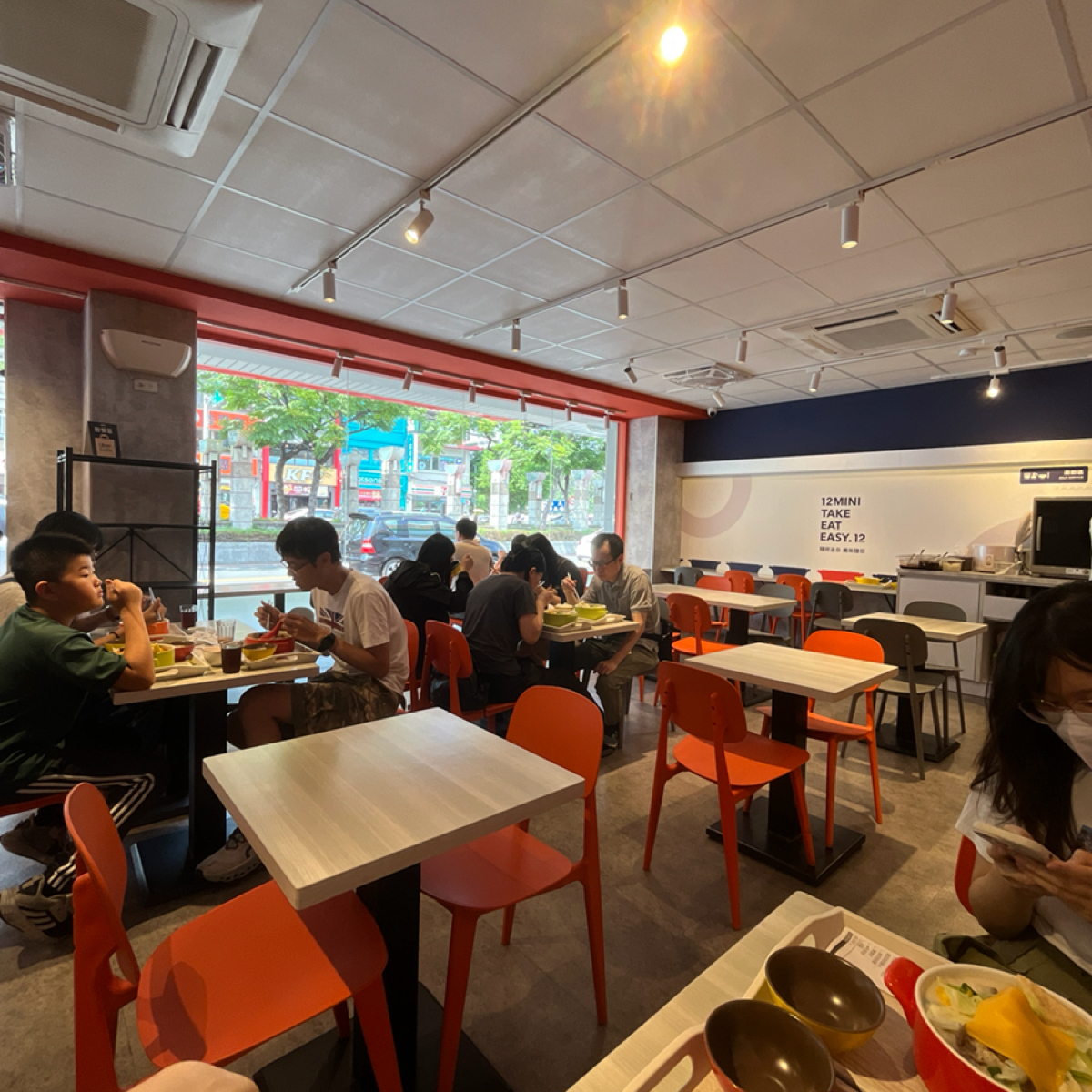 Vibe image of 12MINI快煮鍋 新莊捷運輔大店: 店內座位很多 shot by Elsaaaaaa