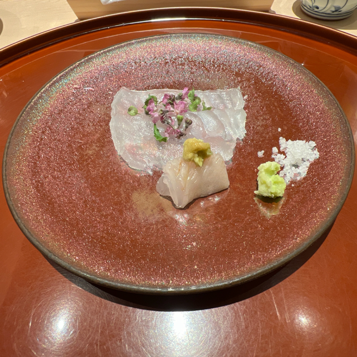 明壽司 的餐點圖片：比目魚 由動吃動吃動吃 拍攝