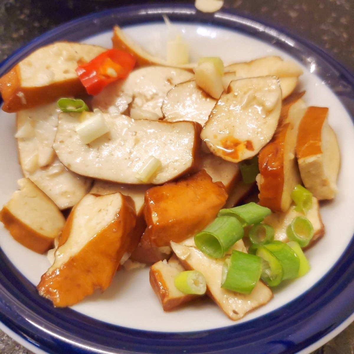 Meal image of 榕樹下王董牛肉麵: 🔸️ 豆干 $40
豆干滷得非常入味，蒜頭與蔥花提香的部分
加分不少！鹹香夠味，一盤很有水準的小菜 shot by 吃貨胖胖