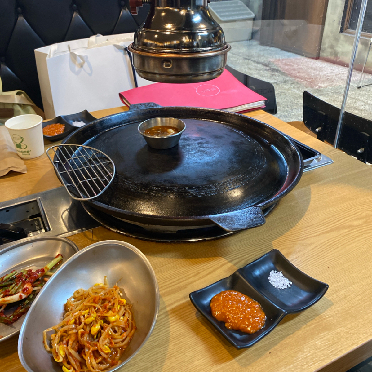 Meal image of Onyuwol Restaurant 온유월솥뚜껑삼겹살: 烤蔬菜和小菜可以去自助吧自取 shot by wei