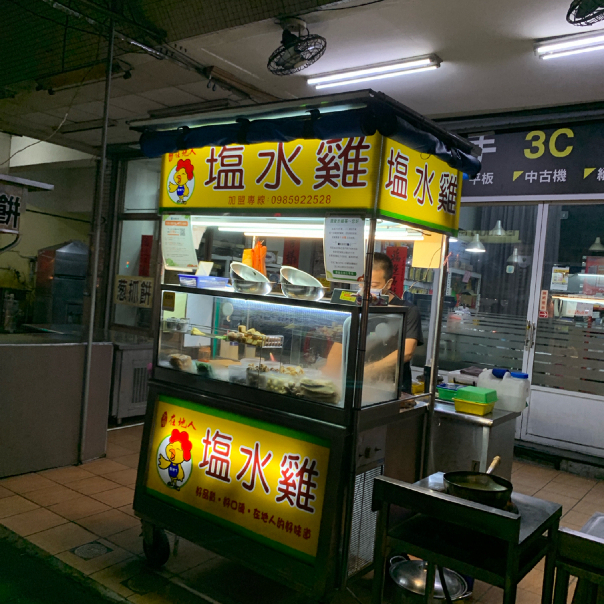 Vibe image of 在地人鹽水雞 南屯大墩店: 小小攤位 shot by 嚶嚶美代子