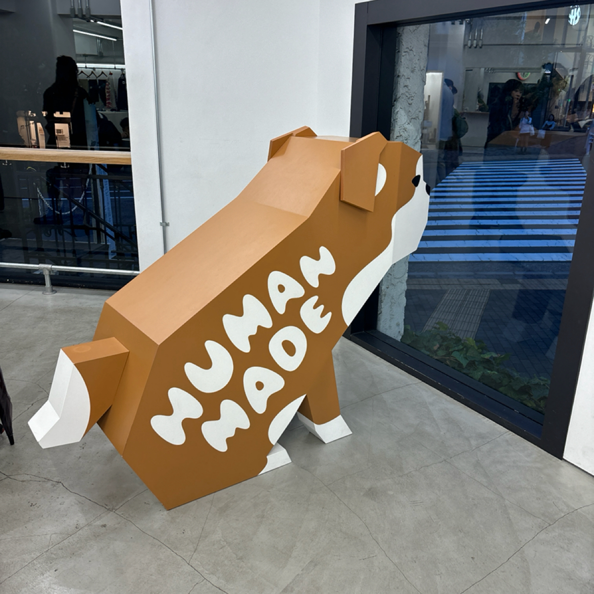 Vibe image of HUMAN MADE Cafe by Blue Bottle Coffee: 床邊的小桌面底下有掛勾可以掛包包，沒有椅子只能站著。狗後面有個沙發可以稍坐 shot by 秋桑
