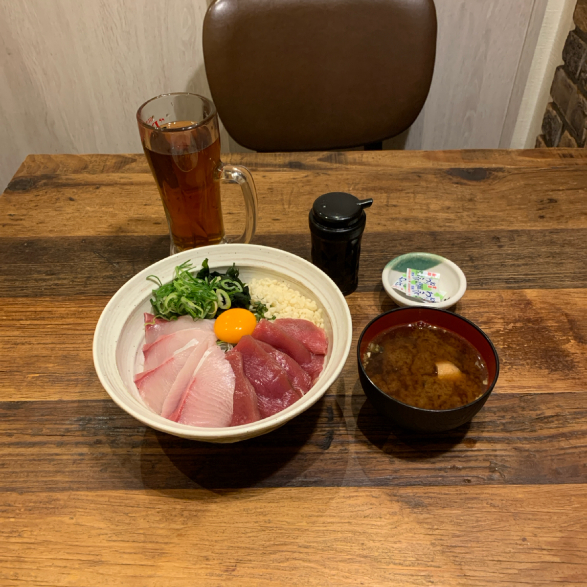 海鮮居酒屋 愛想屋 東梅田店 のレストランの写真：海鮮ぶっ込み漁師めし、赤だし byshoko 