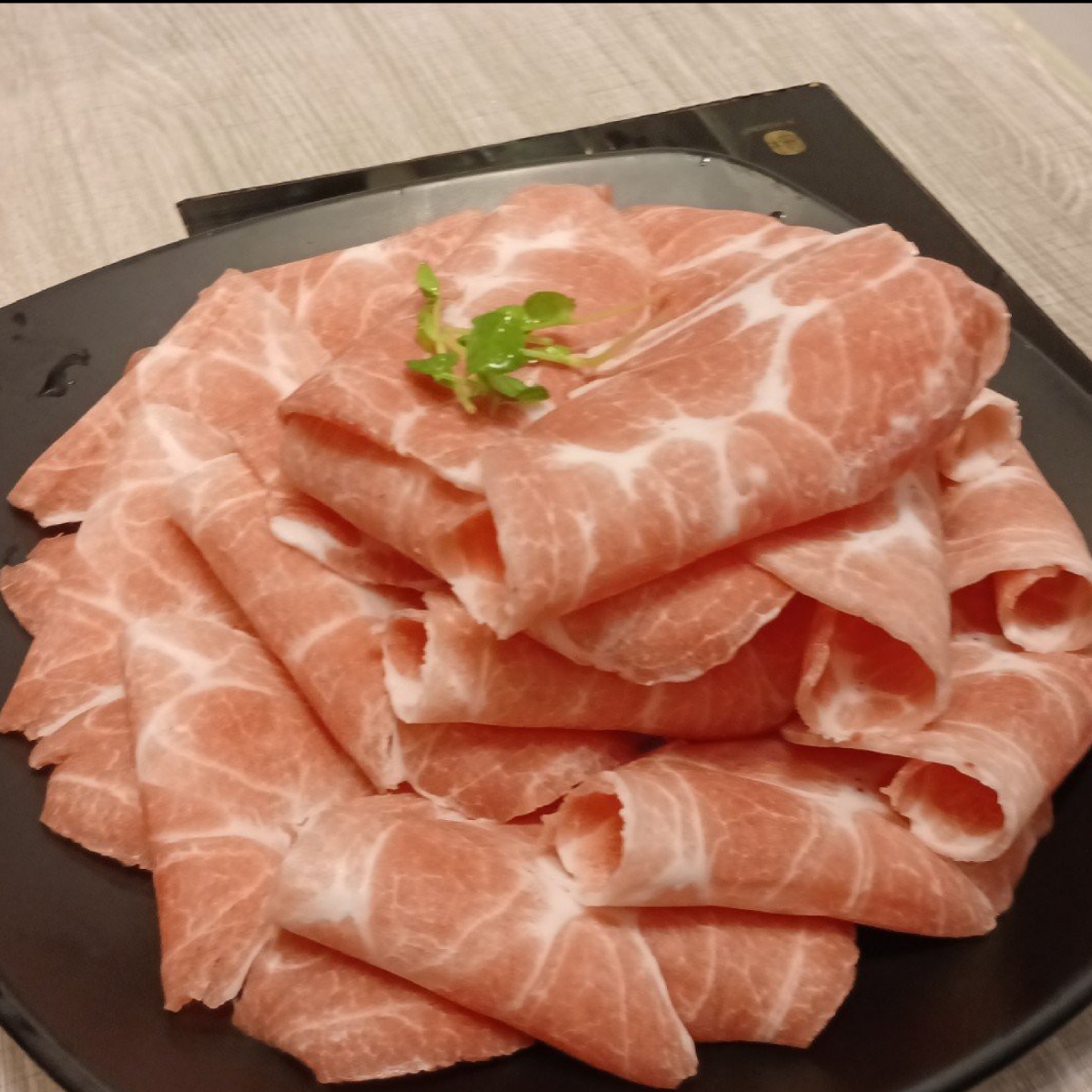樂釜 LOVE HOT POT 極上鍋物 徐匯店 的餐點圖片：14盎司的台灣梅花豬 由良牙 拍攝