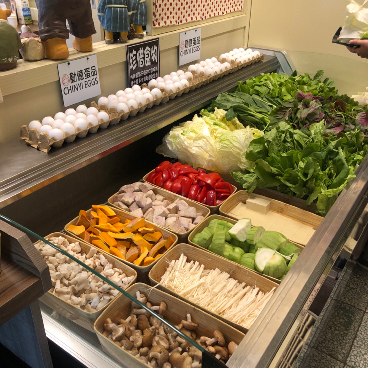 Meal image of 北歐工坊: 滿滿的蔬菜！除了常見的高麗菜白菜杏鮑菇，還有紅鳳菜跟甜椒等等，豆腐也很好吃所以被拿得飛快。
重點是蛋 shot by Lucille邊走邊吃