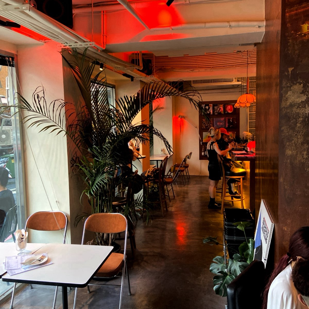 Vibe image of PPM Cafe&amp;Bar: 越接近傍晚店內氣氛越魔幻。 shot by 每個人都在找他的貓