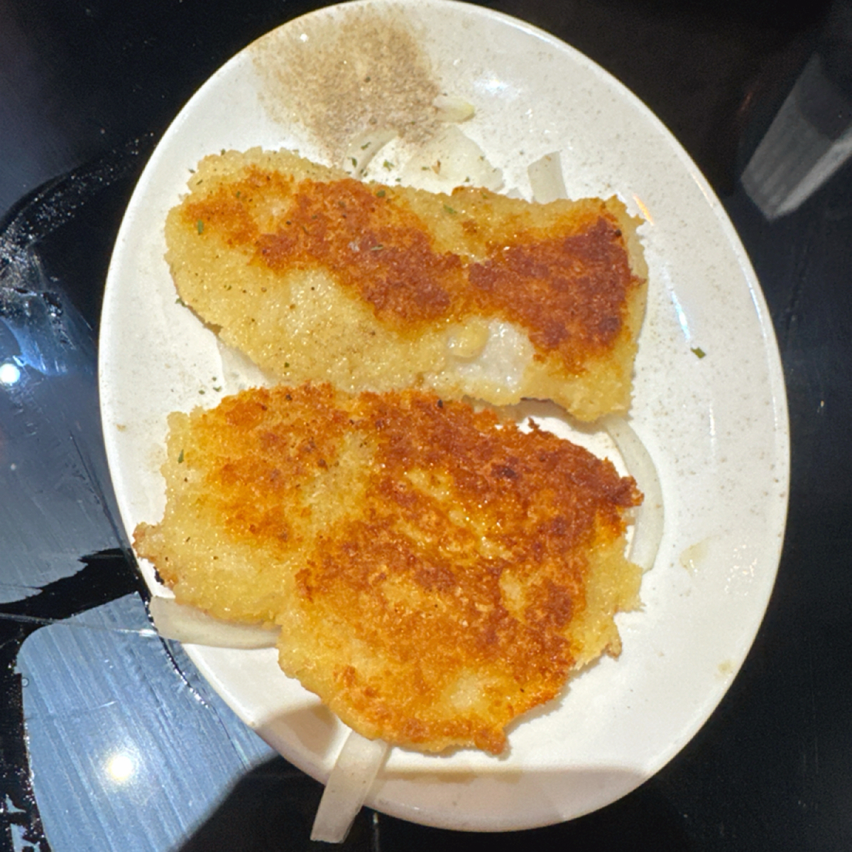 皇辰鐵板燒 的餐點圖片：椒鹽巴沙魚 由跟著小胖吃胖胖 拍攝