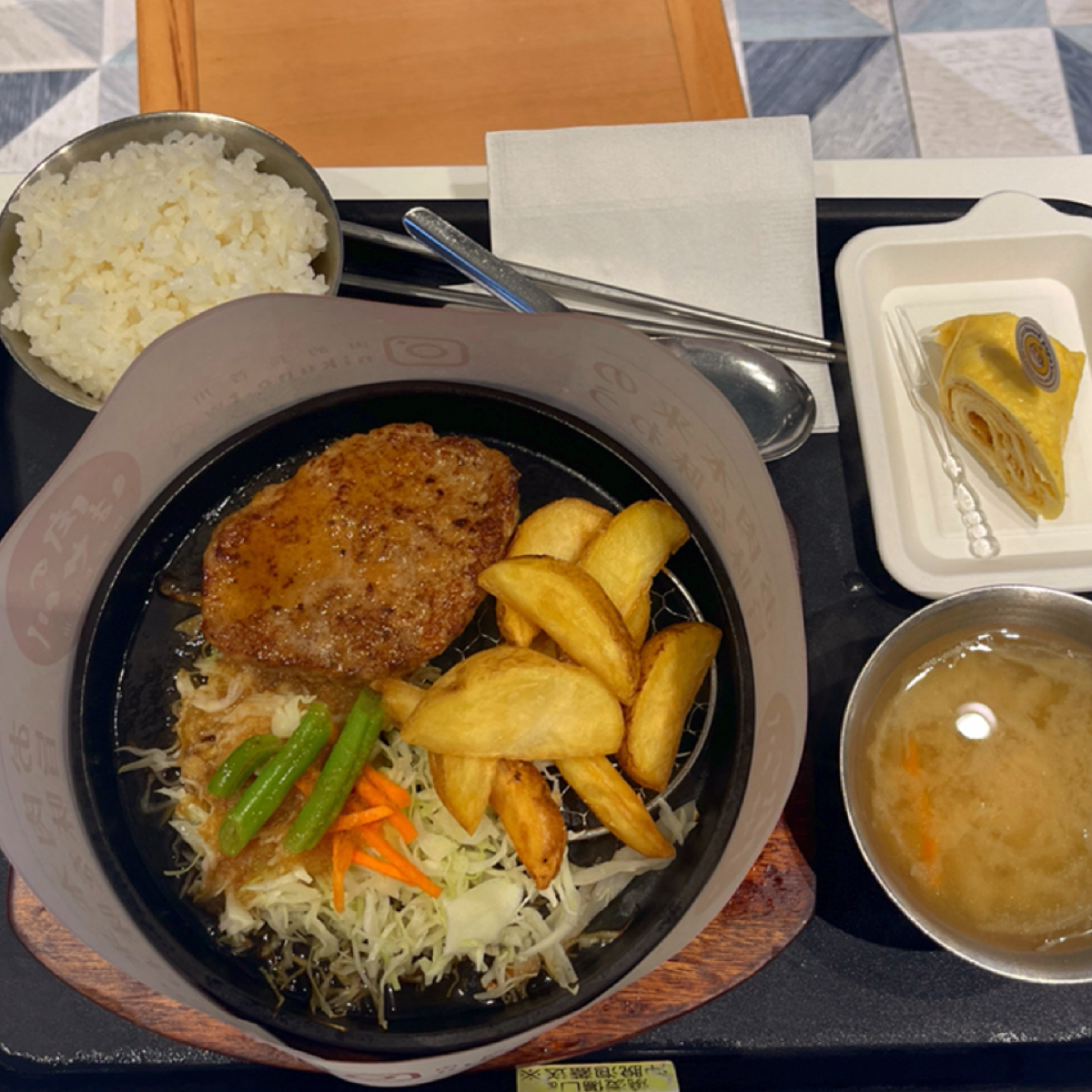肉的長谷川 SOGO 忠孝店 のレストランの写真：長谷川經典漢堡排 by雜學生-吃點什麼 
