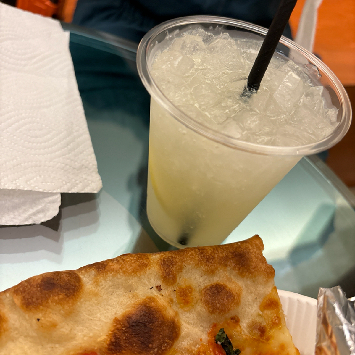 PIZZA SLICE CATSTREET 的餐點圖片：Throughout our dining experience, the attentive an 由2QT2BSTR8 拍攝