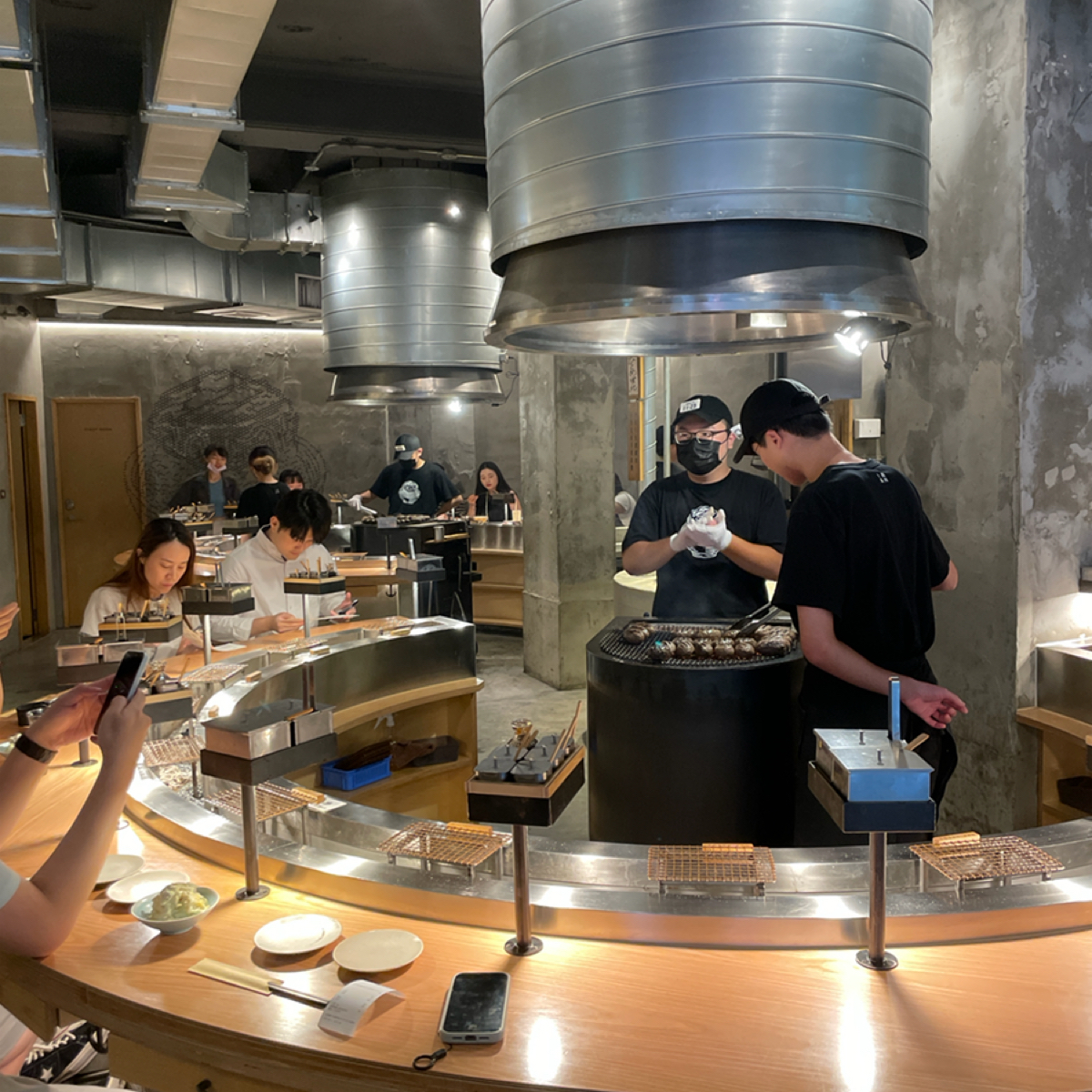 挽肉と米 台北華山 の雰囲気の写真：有兩大個圍著烤爐的吧台座位 by軒仔 