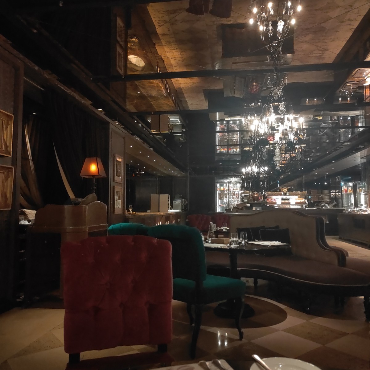 Vibe image of Ciao by Fratelli Pennisi Macelleria Sicilia 西西里牛排餐酒館: 整體燈光都昏暗 shot by 雷姆踩點筆記