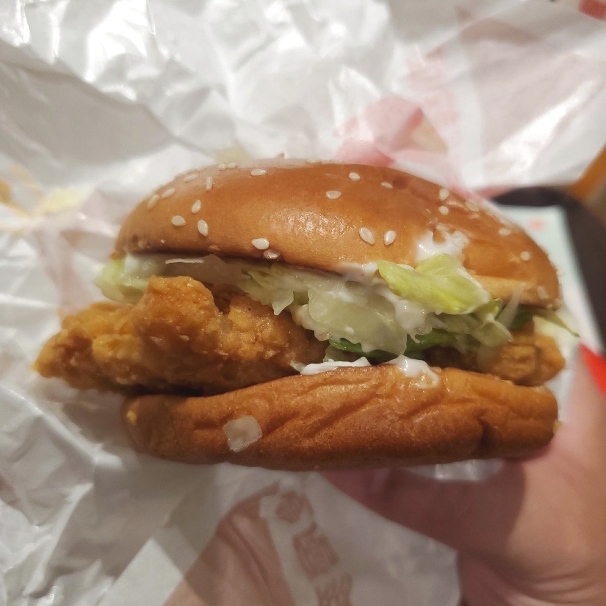 麥當勞 台中文心五店 的餐點圖片：勁辣雞腿堡一直是我喜愛的口味之一
外層鬆軟蓬鬆的漢堡配上經典美乃滋
最後加上金黃酥脆的雞腿排，大口咬 由吃貨胖胖 拍攝