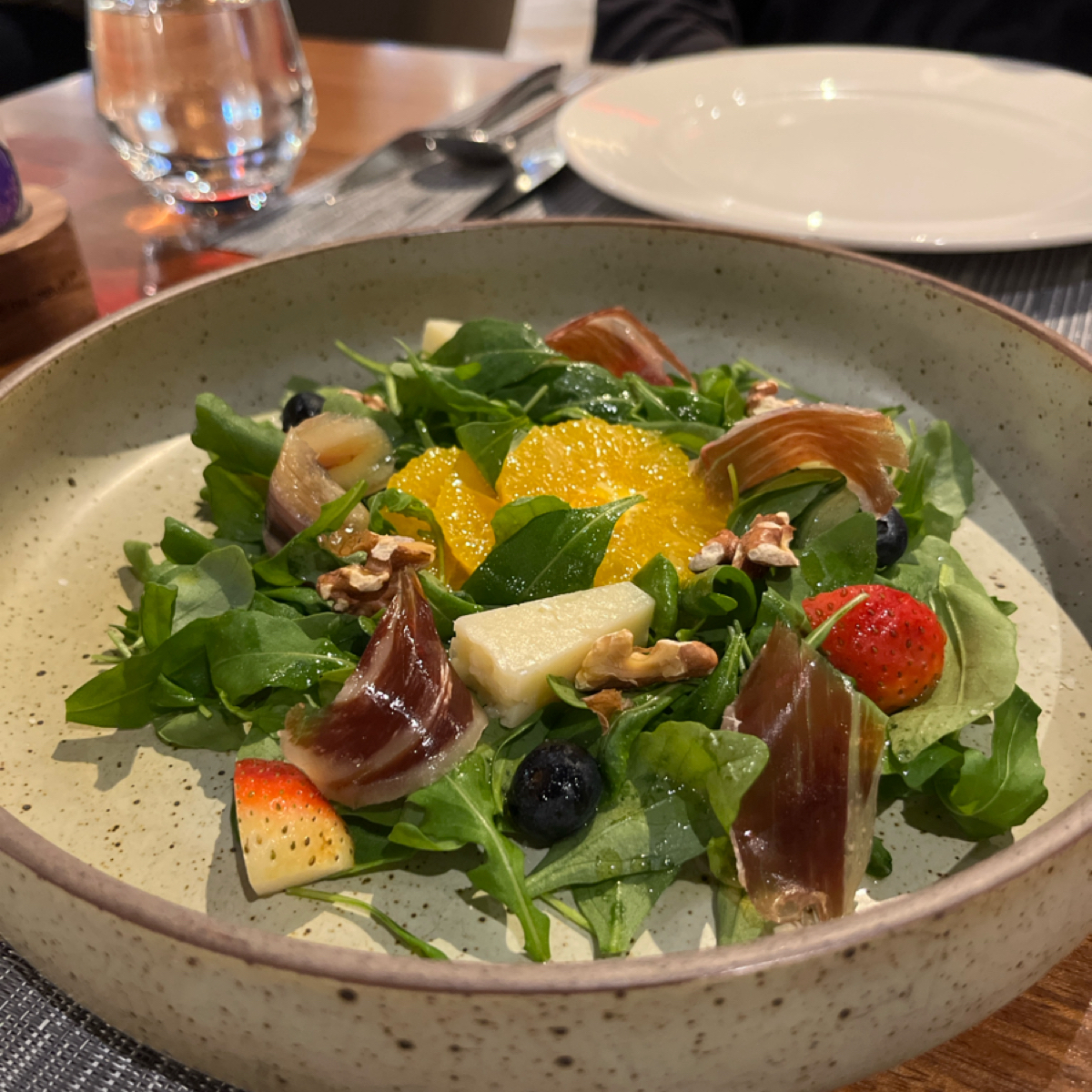 美福乾式熟成牛排館 Fresh &amp; Aged Italian steak house 的餐點圖片：生火腿芝麻葉沙拉，生火腿很好吃但全部都芝麻葉有點 too much （我已經是芝麻葉愛好者都這樣覺得 由阿官 拍攝